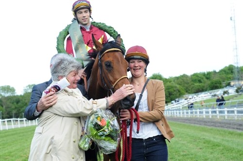 Hesteejer Lone Kaj-Nielsen vinder for 2. gang Jydsk Derby. Jockey Rafael Schistl red sejrshesten